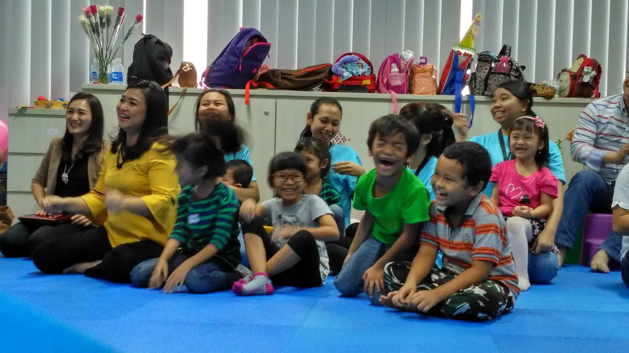 Saat asisten rumah tangga tak ada di libur Lebaran, para karyawan di PT Amerta Indah Otsuka Jakarta tak perlu pusing. Tersedia fasilitas day care di kantor. 