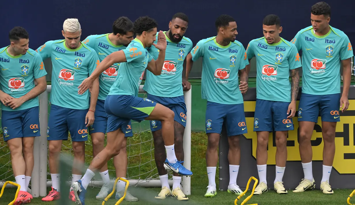 Para pemain Brasil mengambil bagian dalam sesi latihan di pusat pelatihan tim Palmeiras di Sao Paulo, Brasil, pada 8 Oktober 2024. (Nelson ALMEIDA/AFP)