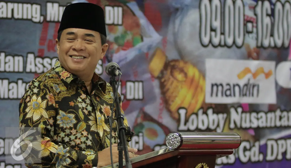Ketua DPR Ade Komarudin memberi sambutan di Pembukaan Bazar Murah yang digelar PIA di Komplek Parlemen Senayan, Jakarta, Rabu (22/4). Bazar tersebut menjual sembako di bawah harga pasar (Liputan6.com/Johan Tallo) 