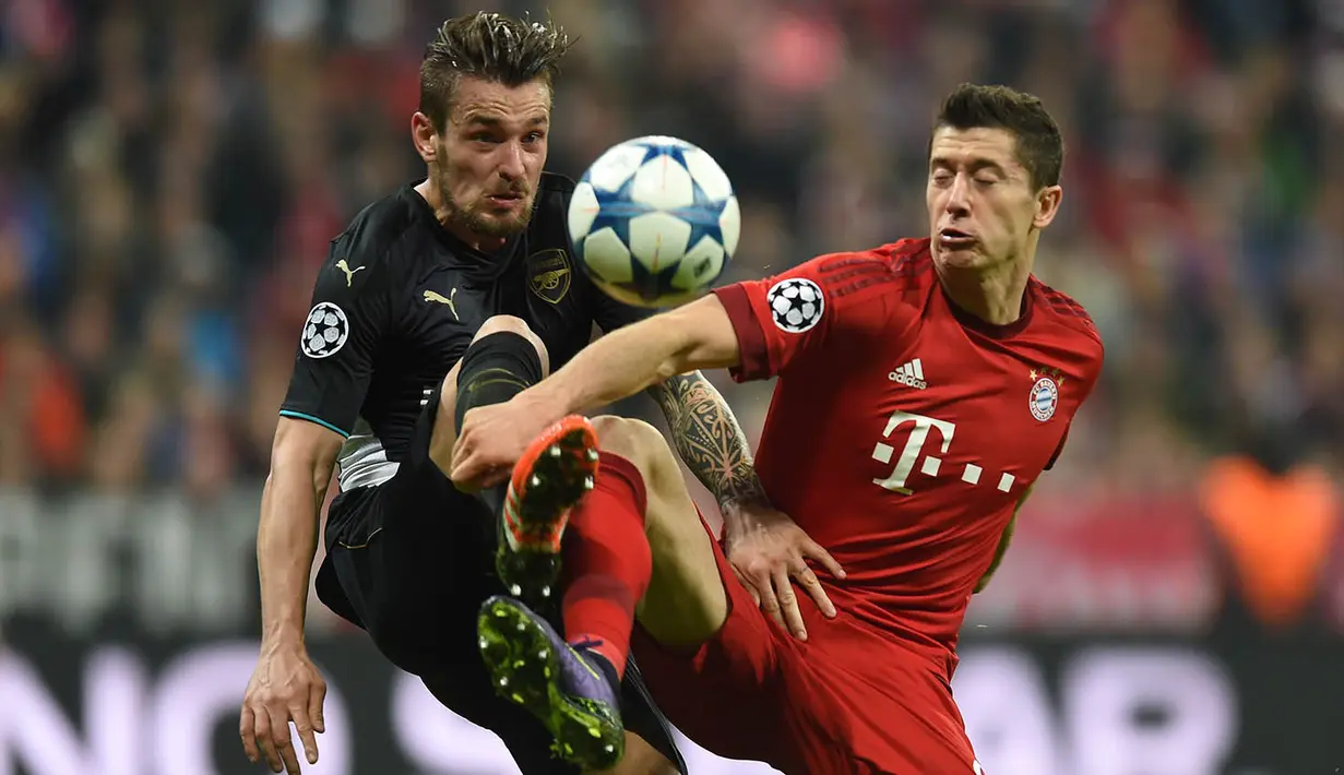 5. Mathieu Debuchy, Telegraph melaporkan jika AS Roma berencana mendatangkan bek Prancis ini ke Liga Italia. Bek sayap kanan ini masuk dalam daftar pemain yang akan dijual oleh Arsenal musim ini. (AFP/Christof Stache)