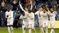 Para pemain Real Madrid merayakan kemenangan atas Valencia dalam pertandingan semifinal Piala Super Spanyol di Stadion Internasional King Fahd di Riyadh, Arab Saudi, Kamis (12/1/2023). Real Madrid menang adu penalti 4-3 (1-1) atas Valencia. (AFP/Giuseppe Cacace)