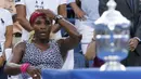 Serena Williams menatap trofi US Open usai menumbangkan petenis Denmark, Caroline Wozniacki, di final yang berlangsung di Arthur Ashe, (7/9/2014). (REUTERS/Eduardo Munoz)