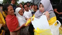 Istri Gubernur Kalimantan Selatan, Raudatul Jannah terjun langsung berbagi kepada masyarakat terdampak banjir di Desa Sungai Rangas Ulu, Kecamatan Martapura Barat, Kabupaten Banjar, Provinsi Kalimantan Selatan, Rabu (22/3/2023)