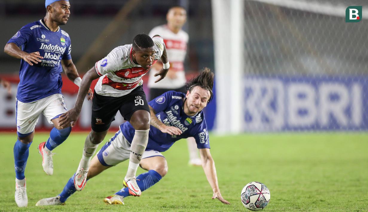 Begitupun dengan pemain Persib Bandung, serangan Madura United yang dimotori oleh Jaja mampu membuat barisan pertahanan Persib Bandung kewalahan. (Bola.com/Bagaskara Lazuardi)