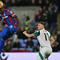 Kapten Crystal Palace, Marc Guehi (kiri) menyundul bola saat pertandingan Liga Inggris melawan Newcastle United di Selhurst Park. (AFP)