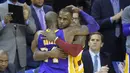 Pemain  Cleveland Cavaliers, LeBron James (23) memeluk Pemain Los Angeles Lakers, Kobe Bryant (24)  usai laga NBA yang dimenangkan Cavaliers 120-111 di Quicken Loans Arena, Kamis (11/2/2016) WIB.  (David Richard-USA TODAY Sports/Reuters)