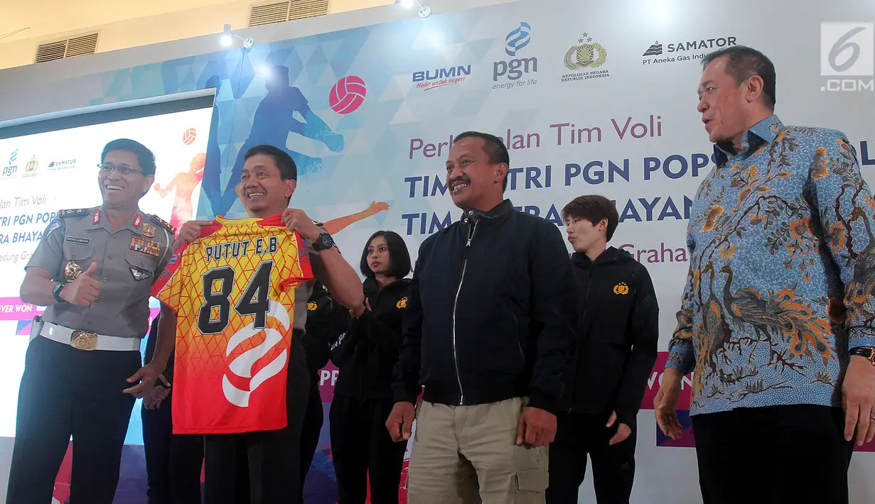 Irwasum Komjen Putut Eko (kedua kanan) bersama Irjen Royke Lumowa (kedua kiri), Dirut PGN Jobi Triananda (kanan), dan CEO Samator Arief Harsono (kiri) luncurkan PGN Popsivo Polwan dan Bhayangkara Samator, Jakarta, Selasa (16/1). (Liputan6.com/Pool/Hardi)