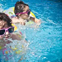 Ilustrasi anak berenang. (Sumber foto: Pexels.com).