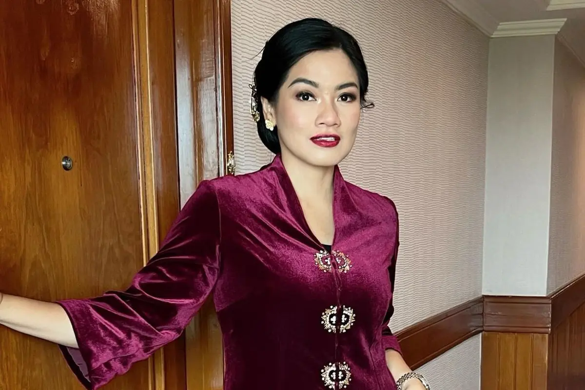 Pesona Srikandi dari Masa Kini dari Raline Shah dan Titi Kamal dengan Busana Etnik Saat Jadi Pembicara