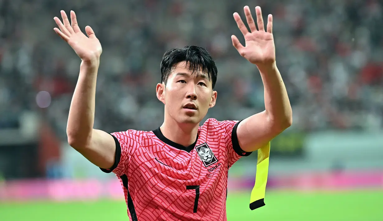 Bagi Son Heung-min, pertandingan tersebut terasa spesial karena mampu berjumpa dengan pemain idolanya, Neymar. Uniknya lagi, meski telah menjadi superstar sepak bola, ia mengungkapkan pertanyaan menggelitik ke rekan satu klubnya, Emerson Royal mengenai apakah Neymar mengenal dirinya. Hal tersebut diungkapkan Emerson usai memberi tahu ESPN tentang percakapannya dengan pemain berusia 29 tahun tersebut. (AFP/Jung Yeon-je)