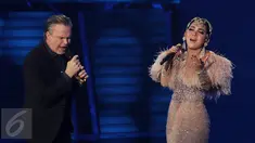Rick Price dan Syahrini tampil berduet di panggung Konser Raya 22 Indosiar, Jakarta, Rabu (11/1). Selain menghadirkan musisi papan atas Indonesia Konser Raya 22 Indosiar juga menghadirkan musisi internasional. (Liputan6.com/Herman Zakharia)
