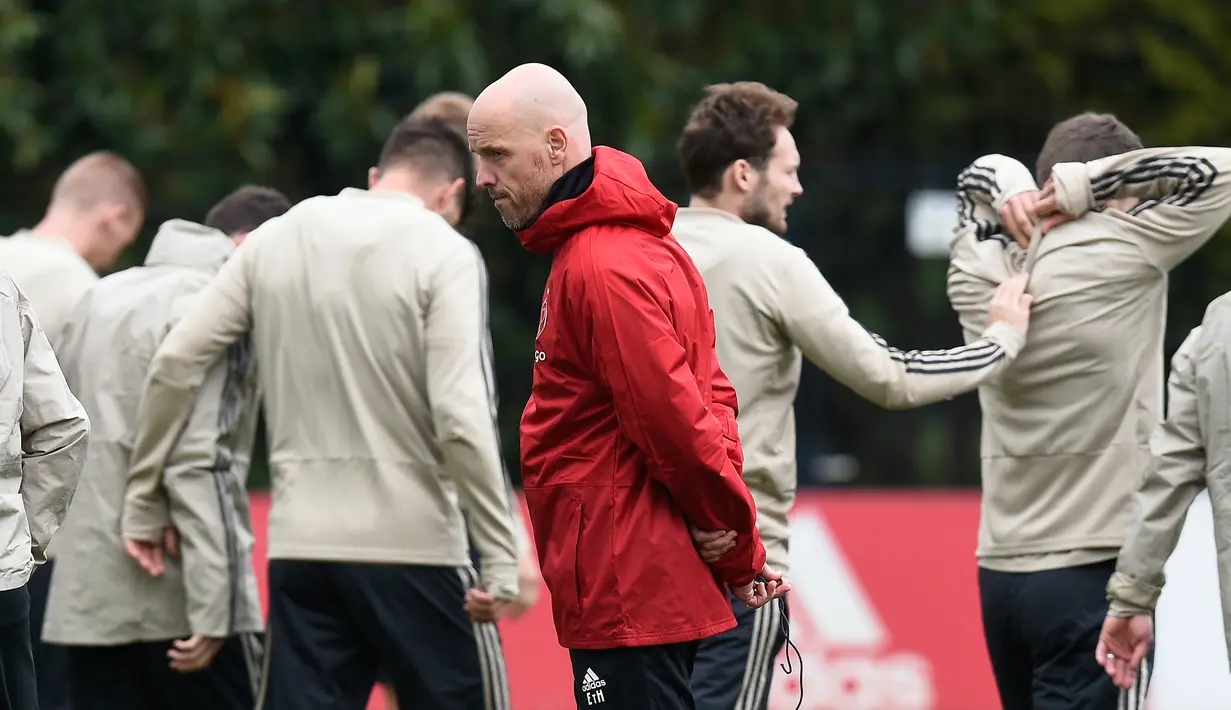 Pelatih Ajax Amsterdam Erik Ten Hag memantau anak asuhnya berlatih jelang menghadapi Tottenham Hotspur pada leg kedua Liga Champions di Amsterdam, Belanda, Selasa (7/5/2019). Setelah menang 1-0 pada leg pertama, para pemain Ajax terlihat hanya melakukan latihan santai. (JOHN THYS/AFP)