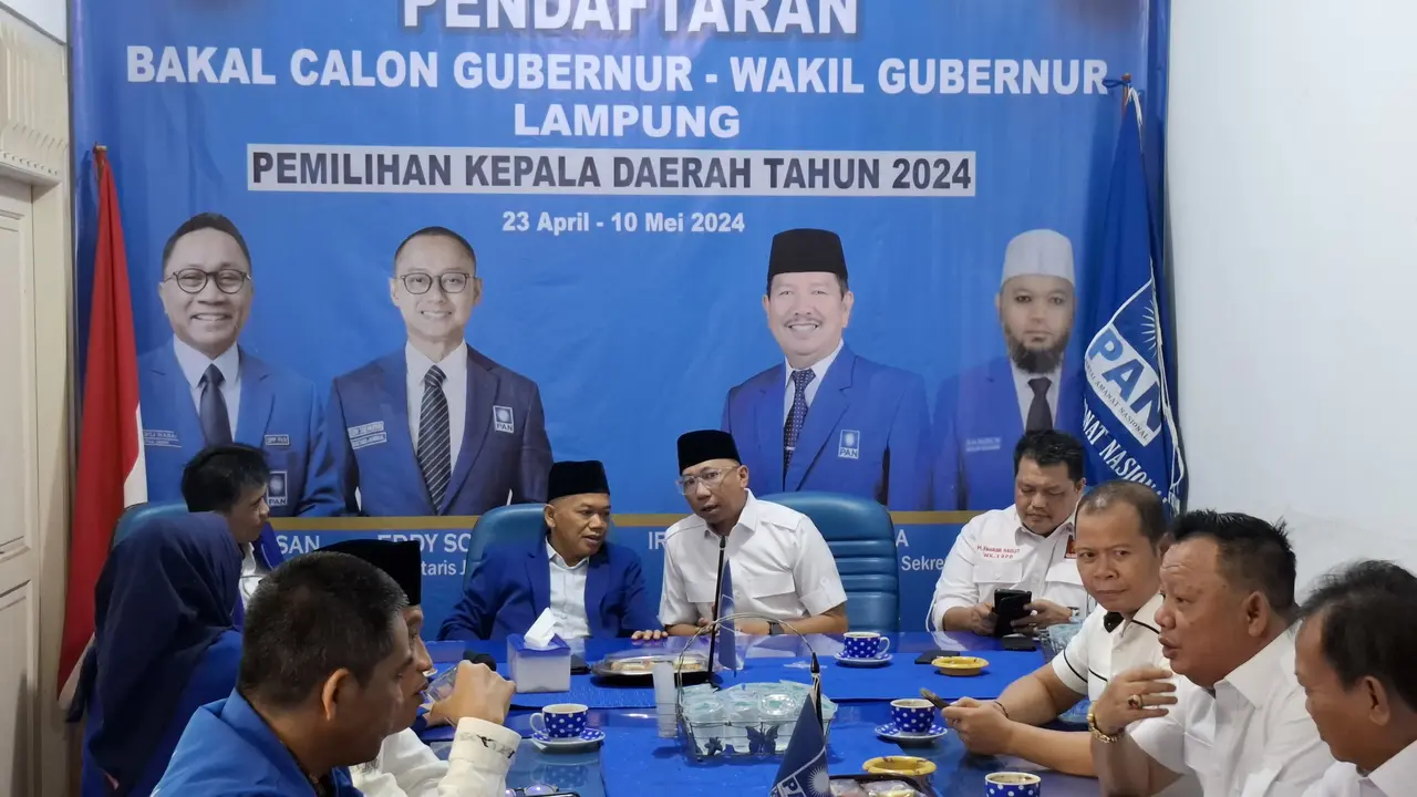 Rahmat Mirzani Djausal saat mengembalikan berkas penjaringan cagub ke Kantor DPW PAN Lampung. Foto: (Liputan6.com/Ardi)