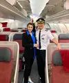 Setelah 13 tahun menjadi pilot Garuda Indonesia, suami Fitri Carlina memutuskan berhenti. Menurut pelantun ABG Tua itu, sang suami akan meneruskan cita-cita 18 tahun silam. Beberapa potret Hendra Sumendap acara perpisahan dibagikan di akun instagram Fitri Carlina. [Instagram/fitricarlina]
