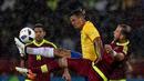 Pemain Brasil, Gabriel Jesus, berebut bola dengan pemain Venezuela, Jose Manuel Velazquez, dalam laga Kualifikasi Piala Dunia 2018 zona Amerika Selatan di Metropolitano Stadium, Merida, Rabu (12/10/2016) WIB. (AFP/Juan Barreto)