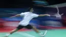 Tommy Sugiarto berusaha mengembalikan kok ke arah lawannya Khosit Phetpradab pada babak pertama Indonesia Open 2018 di Istora Senayan, Jakarta, (4/6/2018). Tommy menang 20-22 21-10 21-16.  (Bola.com/Nick Hanoatubun)