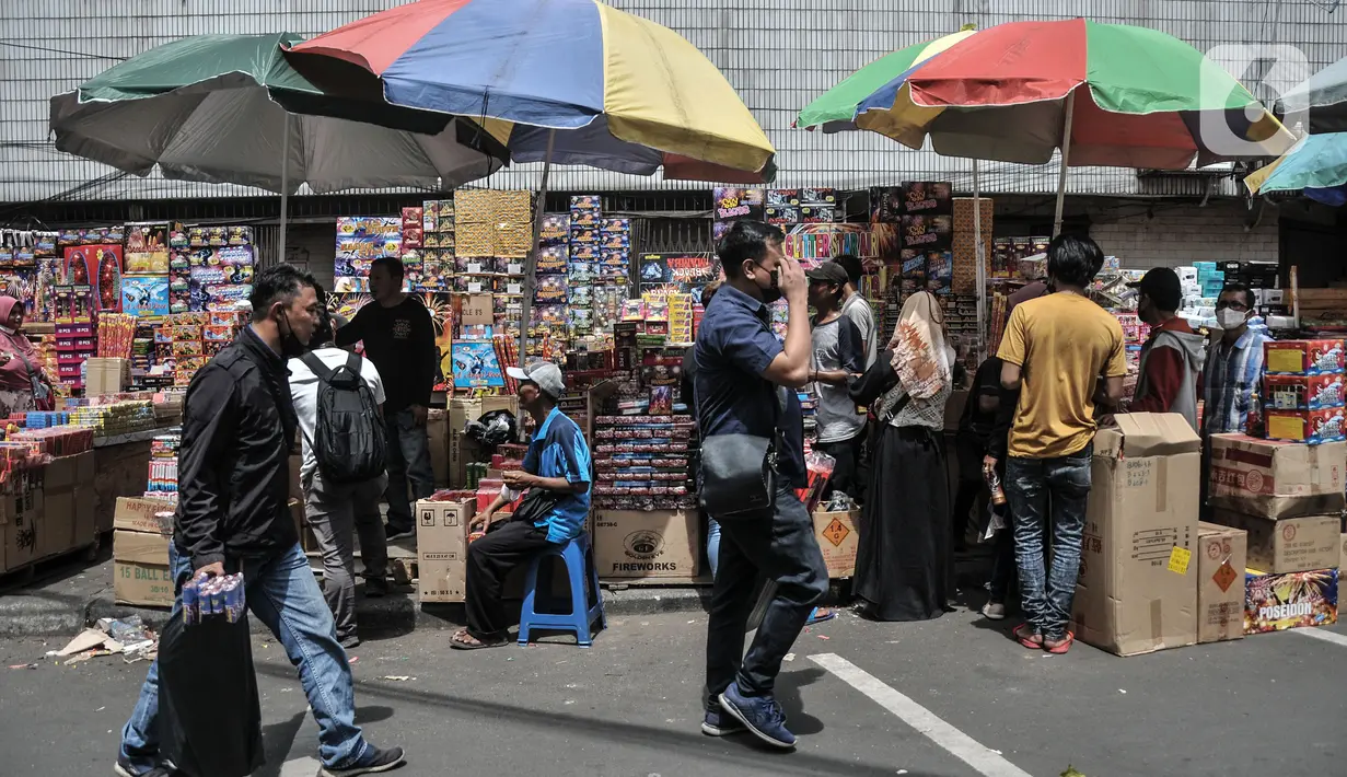 Sejumlah pedagang menjajakan petasan kembang api di Pasar Asemka, Jakarta, Selasa (28/12/2021). Pedagang di Pasar Asemka pun mengaku penjualan petasan dan kembang api saat ini mengalami penurunan. (merdeka.com/Iqbal S Nugroho)