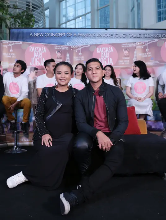 Duet epik antara Tantri dan Arda Naff sukses pukau pengunjung press konferensi film Raksasa Dari Jogja. (Adrian Putra/Bintang.com)