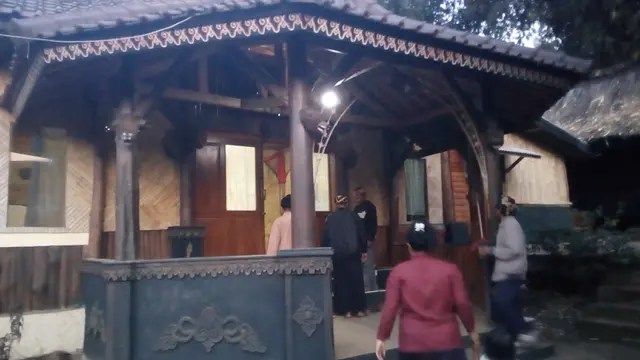 Para pengikut Sunda Wiwitan Madrais di kampung Pasir, Samarang, Garut, Jawa Barat, siap-siap memasuki aula untuk melaksanakan ritual olahrasa jadwal petang