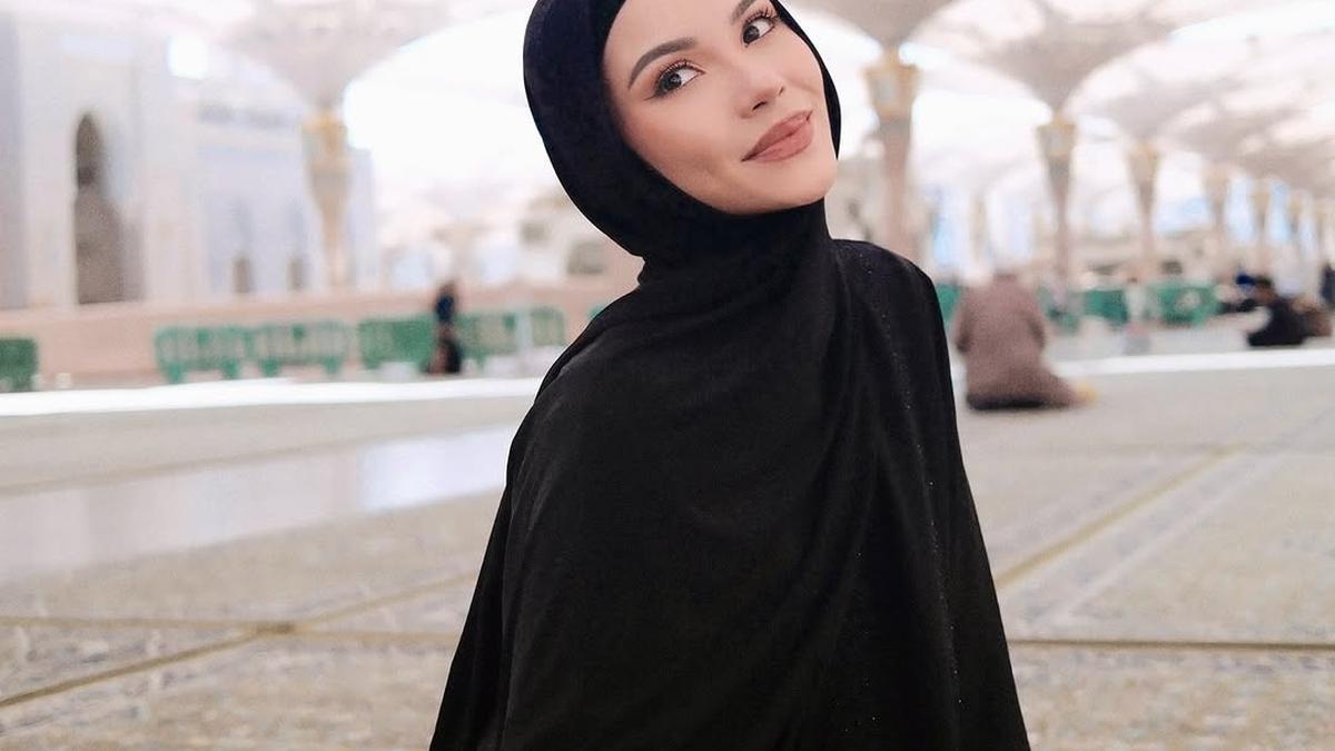 6 Gaya Sejuk Alyssa Daguise Jalani Umrah, Gaya hijab Syar'i Menambah Pesona