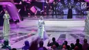 Finalis asal Timor Leste berjalan di atas panggung saat malam puncak Puteri Muslimah Asia 2018 di Jakarta, Senin (7/5). (Liputan6.com/Faizal Fanani)