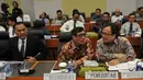 Menteri Hukum dan Ham Yasonna Laoly (tengah), bersama Menteri Keuangan Bambang Brodjonegoro (kanan) berbincang saat mengikuti rapat kerja dengan Banggar DPR, Jakarta, (29/10/2015). Rapat juga membahas RUU APBN TA 2016. (Liputan6.com/Johan Tallo)