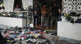 Sepatu dan sandal ditinggalkan di luar saat orang-orang melaksanakan salat Jumat di sebuah masjid, selama bulan suci Ramadan di Jakarta, Jumat 20 Februari 2026. Ribuan umat muslim di Indonesia melaksanakan ibadah salat Jumat pertama pada Ramadan 1447 Hijriah. (AP Photo/Dita Alangkara)