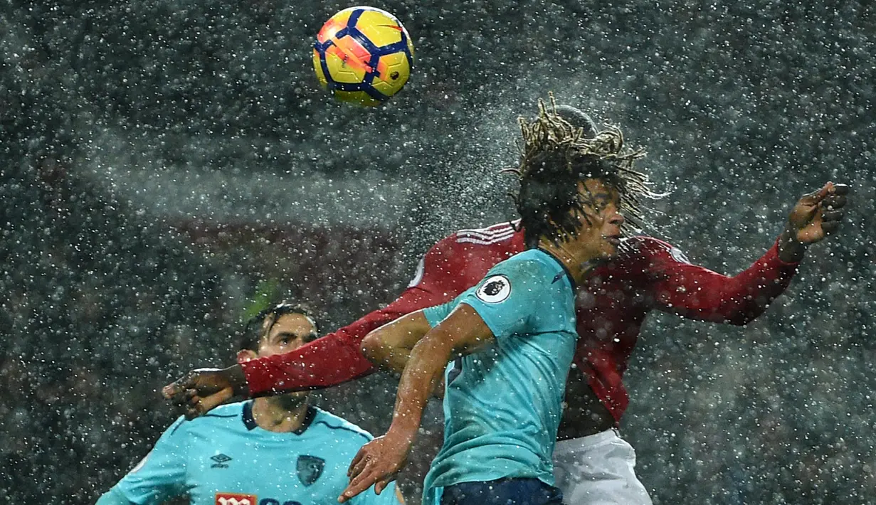 Pemain Manchester United, Romelu Lukaku berebut bola dengan pemain AFC Bournemouth, Nathan Ake pada lanjutan laga Premier League di Old Trafford, Rabu (13/12). Lukaku menjadi penentu kemenangan dengan skor 1-0 itu. (Oli SCARFF / AFP)