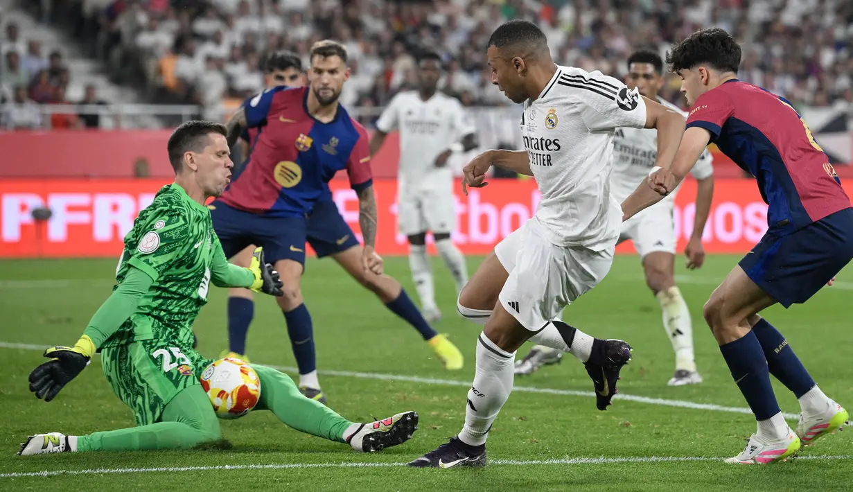 Kiper Barcelona, Wojciech Szczęsny (kiri) menghalau bola tendangan pemain Real Madrid, Kylian Mbappe dalam laga final Copa Del Rey di La Cartuja stadium, Sevilla, Spanyol. (AFP/Josep Lago)