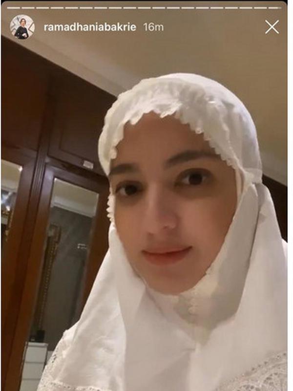 Nia Ramadhani mengenakan hijab dalam akun Instagram Storiesnya.
