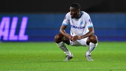 Pemain Marseille, Faris Moumbagna, tampak kecewa setelah ditaklukkan Atlanta pada laga semifinal Liga Europa di Bergamo, Italia, Jumat (10/5/2024). (AFP/Marco Bertorello)