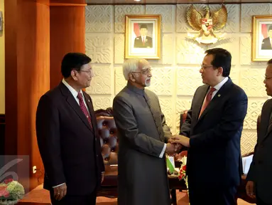 Wakil Presiden India Hamid Ansari (kedua kiri) bertemu dengan Ketua DPD RI, Irman Gusman (kedua kanan), Jakarta, Selasa (3/11/2015). Pembicaraan fokus pada hubungan demokrasi dan budaya antara Indonesia dan India. (Liputan6.com/Johan Tallo)
