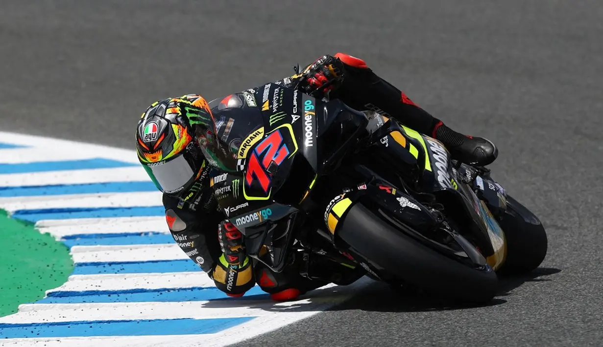 <p>Bezzecchi unggul 11 poin dari Pecco Bagnaia yang ada di posisi kedua. (PIERRE-PHILIPPE MARCOU/AFP)</p>