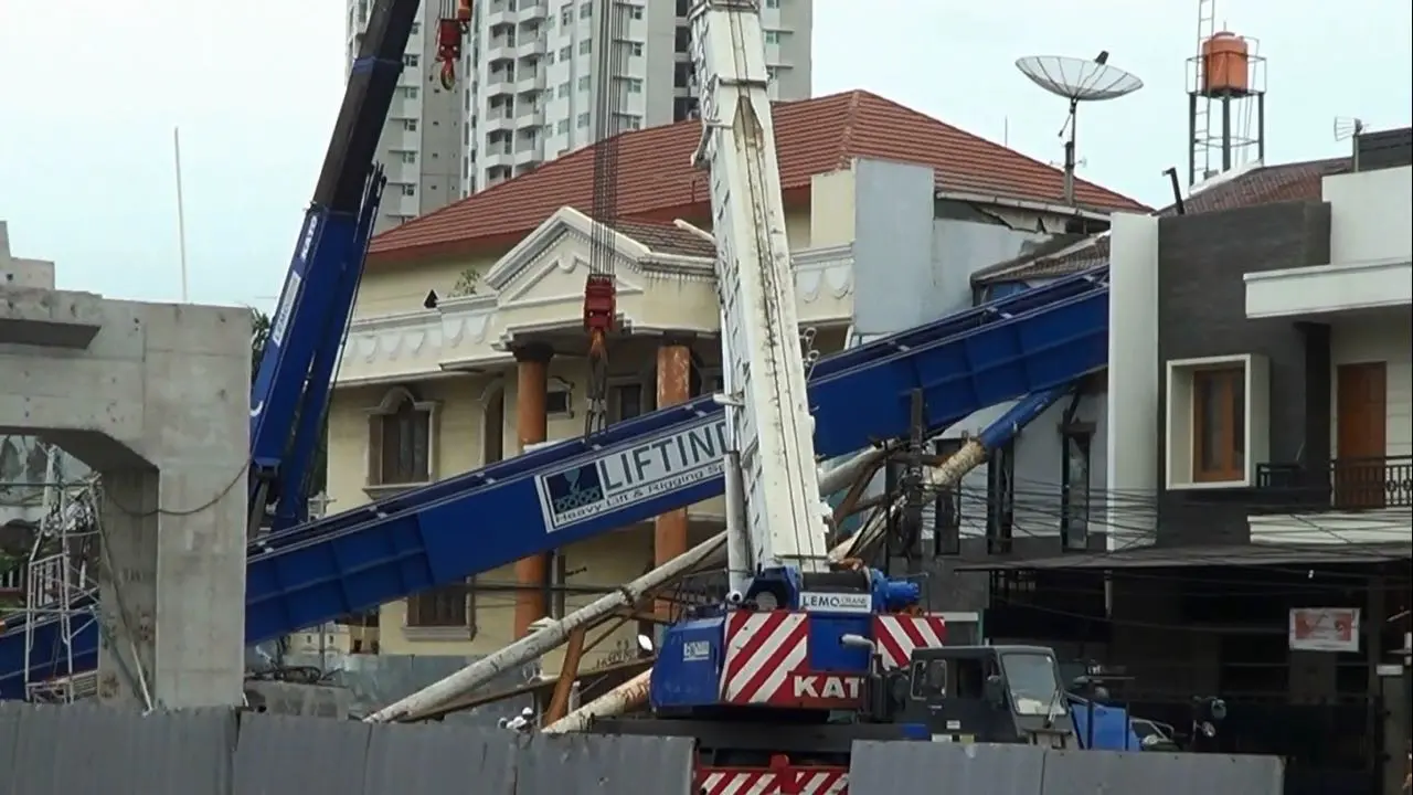 Crane Ambruk di Kelapa Gading