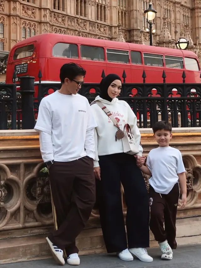 Citra Kirana saat Berkunjung ke Macau bersama suami dan putranya kompak pakai baju putih. [@citraciki]