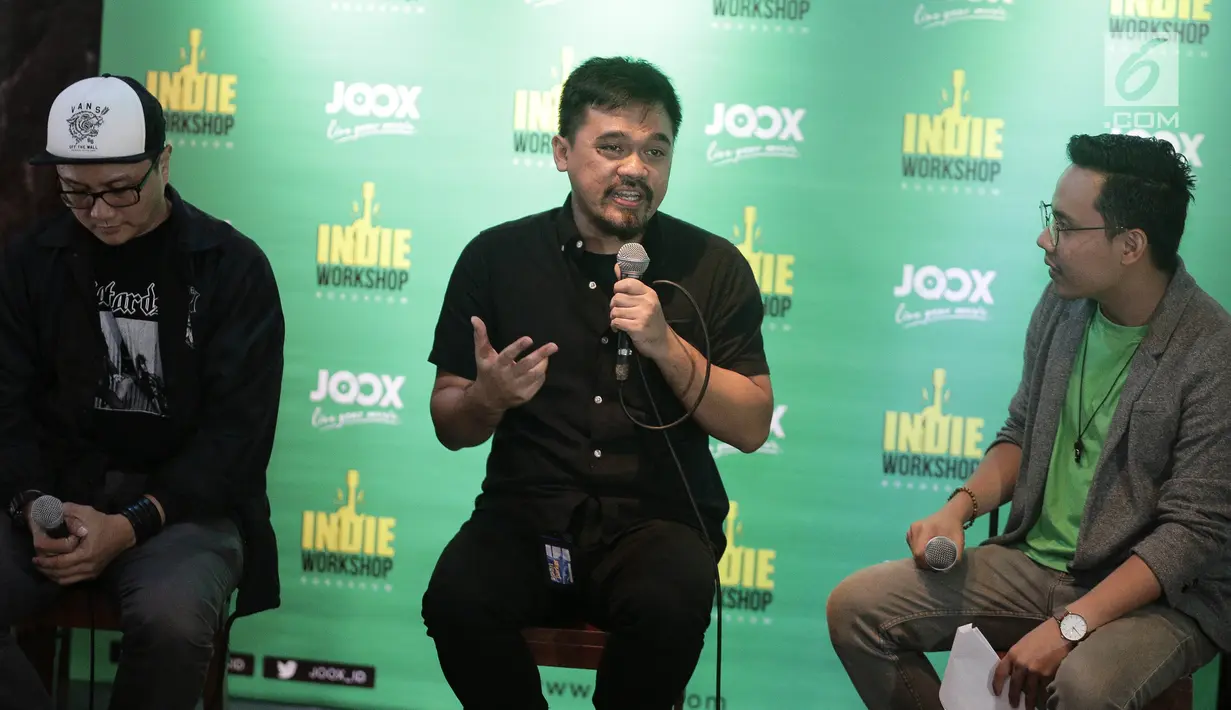 GM Content Department of Tencent Indonesia Girindra prabowo Okky (tengah) memberikan keterangan dalam konferensi pers Joox Indie Workshop Roadshow di Jakarta, Rabu (25/4). (Liputan6.com/Faizal Fanani)