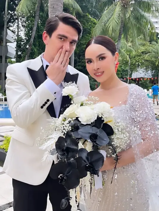 Melengkapi penampilannya, Marcella mengaplikasikan blush on pink pada wajahnya dengan lipstik pink tipis. Dah riasan mata yang cukup bold. [@valentinemich]