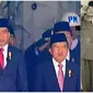 Wakil Presiden JK tidak mengangkat tangan ke kening saat bendera Merah Putih dikibarkan pada upacara hari kemerdekaan Indonesia di Istana.