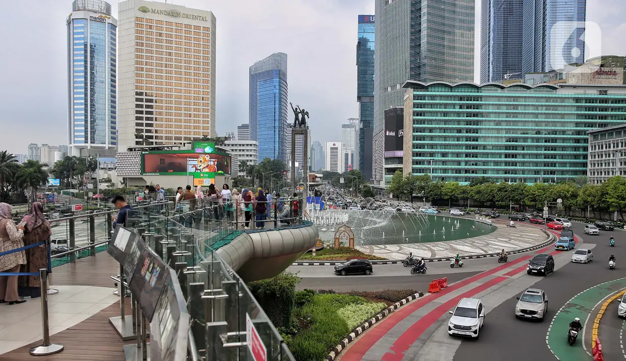 Sejumlah kendaraan bermotor melintas di kawasan Bundaran Hotel Indonesia, ruas Jalan MH Thamrin, Jakarta, Minggu (13/4/2025). (Liputan6.com/Angga Yuniar)