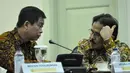 Menhub Ignasius Jonan (kiri) dan Menko Perekonomian Sofyan Djalil  saat menghadiri rapat terbatas di Istana Kepresidenan, Jakarta, Rabu (1/4/2015). Rapat membahas tentang pengelolaan moda transportasi massal. (Liputan6.com/Faizal Fanani)