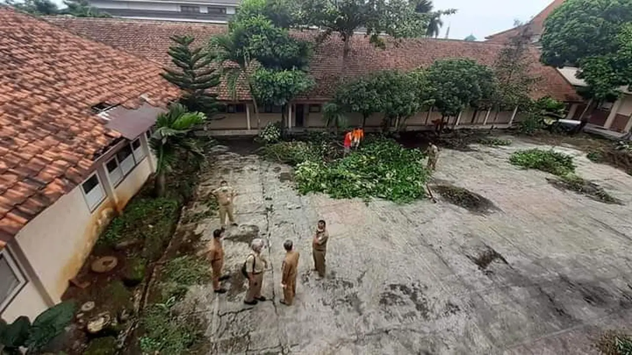 Kehabisan Faskes, Gedung Eks SMPN 3 Purbalingga Jadi Tempat Isolasi Pasien COVID-19. (Foto: Liputan6.com/Rudal Afgani Dirgantara)