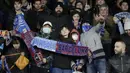 Para suporter mengenakan masker menunggu dimulainya pertandingan antara Napoli dan Barcelona di Stadion San Paolo di Naples, Italia, Selasa, (25/2/2020). Italia melaporkan kenaikan kasus infeksi virus Corona COVID- 91 menjadi lebih 272 kasus. (AP Photo/Andrew Medichini)