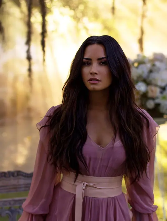 Kendati demikian ia memutuskan untuk kembali dan berterus terang pada publik lewat lagunya "Sober". (instagram/ddlovato)