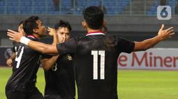 Indonesia unggul terlebih dahulu lewat gelandang Witan Sulaeman pada menit 61' setelah memanfaatkan umpan cantik Dendy Sulistyawan. (Liputan6.com/Herman Zakharia)