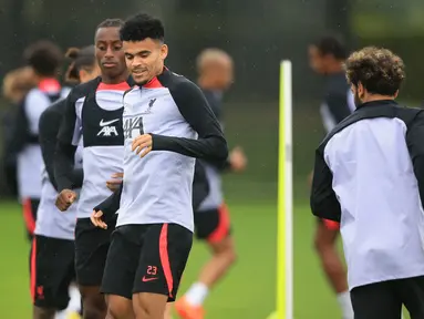 Pemain depan Liverpool Luis Diaz mengambil bagian dalam sesi latihan di AXA Training Center di Kirkby, utara Liverpool di barat laut Inggris pada 12 September 2022.  Liverpool akan menjamu Ajax Amsterdam pada matchday 2 Grup A Liga Champions 2022/2023 di Anfield, Rabu 14 September 2022 dinihari WIB. (Photo by Lindsey Parnaby / AFP)