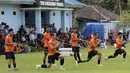 Pemain Persija Jakarta saat melakukan latihan di Lapangan Sutasoma, Jakarta, Jumat (17/1/2020). Gelandang Timnas Indonesia ini menjadi rekrutan baru Macan Kemayoran untuk mengarungi Liga 1 musim depan. (Bola.com/M Iqbal Ichsan)