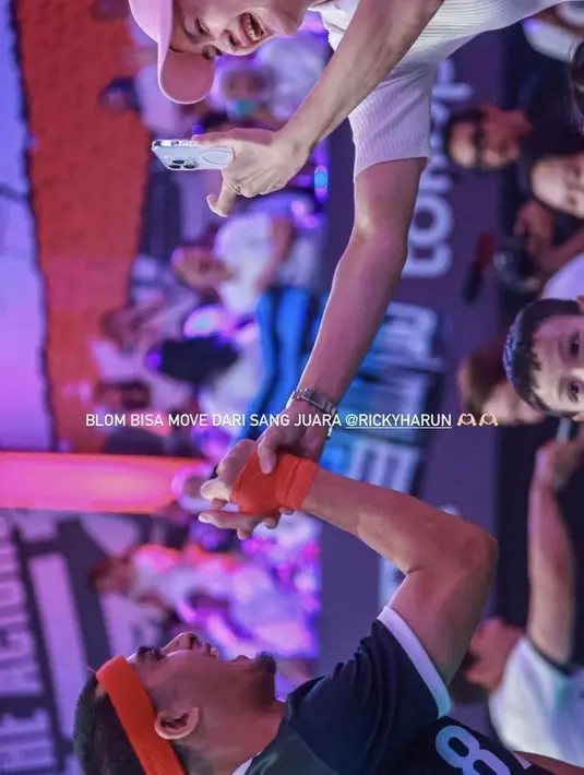 Ricky Harun pun didampingi sang ibunda tercinta Donna Harun yang tanpil mengenakan atasan putih dengan topi cap pinknya. [@donnaharunofficial]