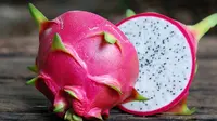 Selain kaya akan kandungan vitamin, ternyata buah naga berbahaya jika dikonsumsi secara berlebihan (Sumber foto: familinia.com)