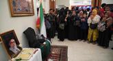 Para pelayat berdoa di dekat potret mendiang Pemimpin Tertinggi Iran, Ayatollah Ali Khamenei, di kediaman duta besar Iran untuk Indonesia, Jakarta, Kamis 5 Maret 2026. Ratusan masyarakat memadati kediaman Duta Besar Republik Islam Iran untuk Indonesia di Jakarta. (AP Photo/Tatan Syuflana)