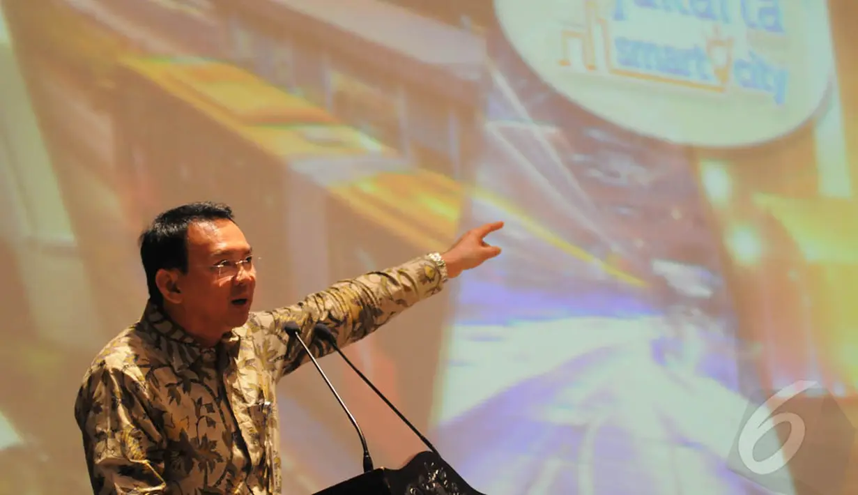 Gubernur DKI Basuki Tjahaja Purnama (Ahok) meluncurkan aplikasi smart city bagi warga Jakarta, Senin (15/12/2014). (Liputan6.com/Herman Zakharia)